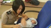 Aksi Briptu Cantik Rawat Bayi Korban Sandera Rentenir